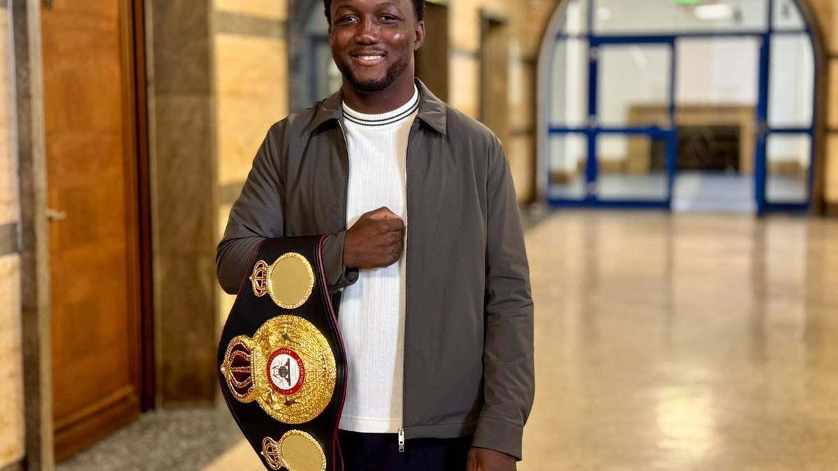 Der Boxprofi Abass Baraou mit dem Interimsweltmeistertitel des Verbands WBA. - Foto: --/Wasserman Boxing/dpa