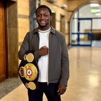 Der Boxprofi Abass Baraou mit dem Interimsweltmeistertitel des Verbands WBA. - Foto: --/Wasserman Boxing/dpa