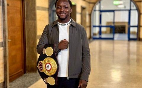 Der Boxprofi Abass Baraou mit dem Interimsweltmeistertitel des Verbands WBA. - Foto: --/Wasserman Boxing/dpa