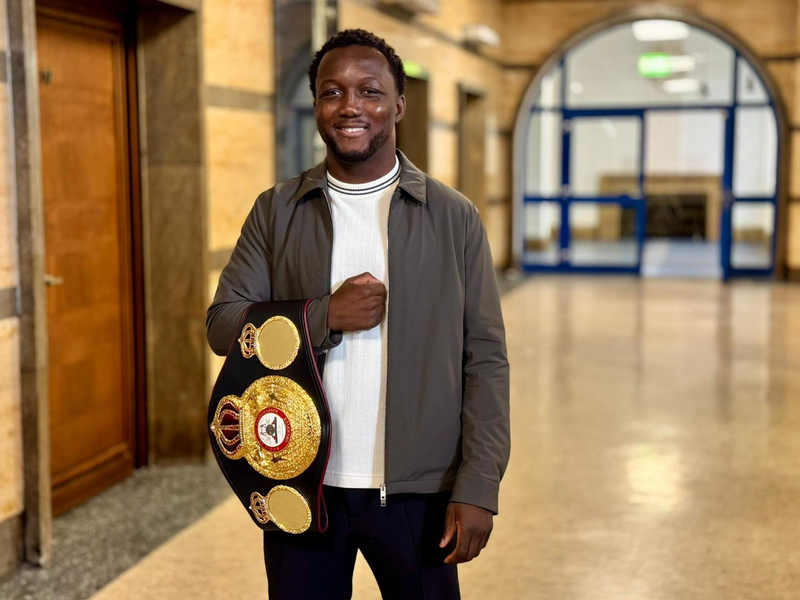 Der Boxprofi Abass Baraou mit dem Interimsweltmeistertitel des Verbands WBA. - Foto: --/Wasserman Boxing/dpa