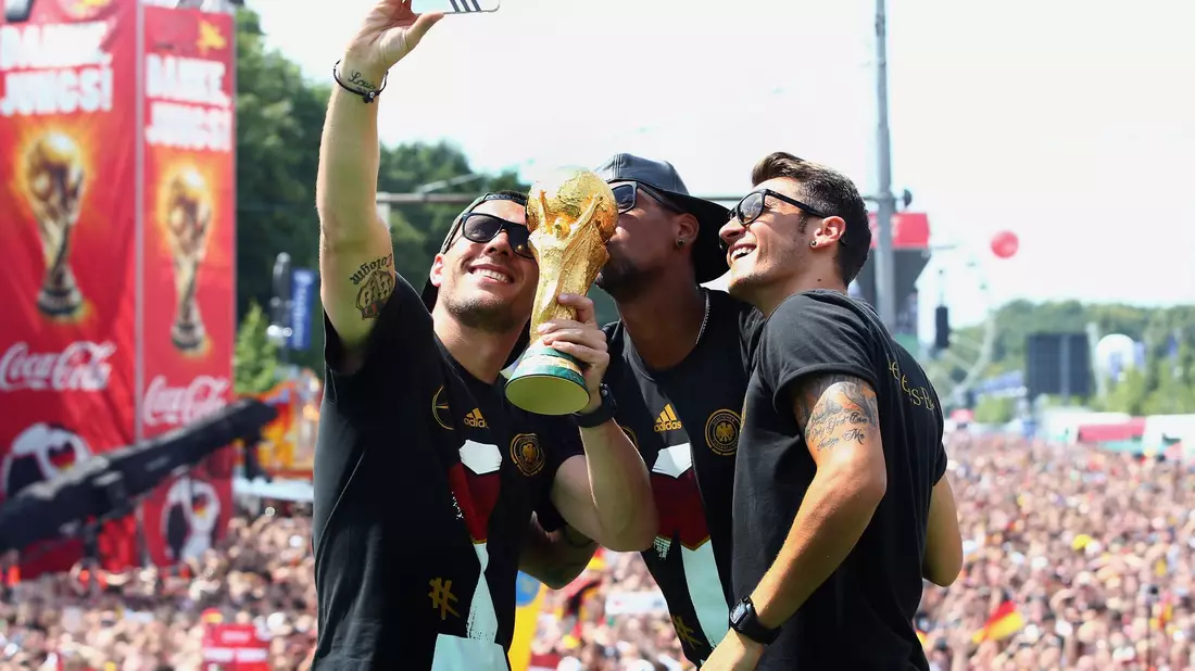 Weltmeister: 2014 feierte Jérôme Boateng (M.) seinen größten Triumph. (Archivbild) - Bild: Alex Grimm/Bongarts/dpa