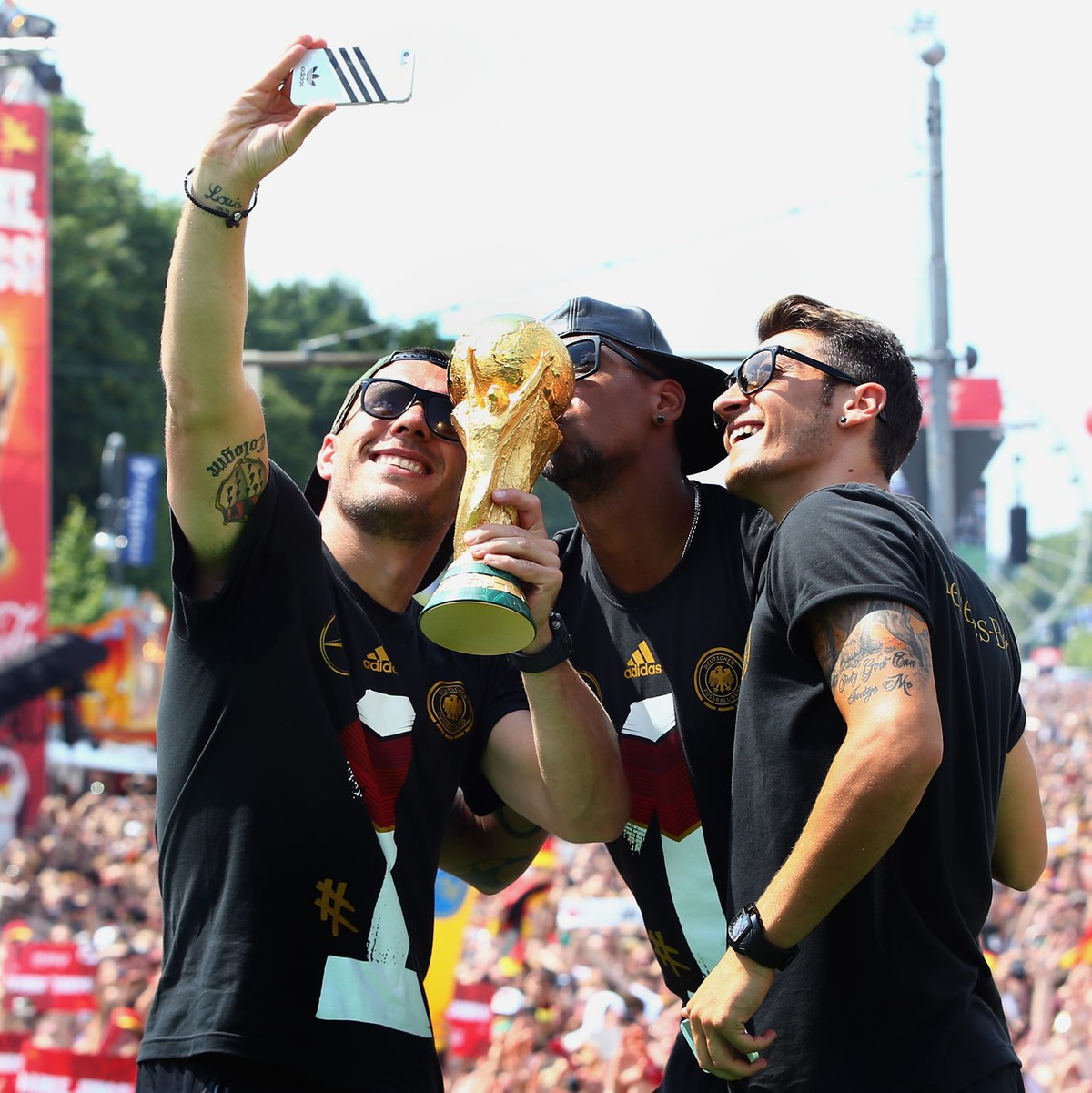 Weltmeister: 2014 feierte Jérôme Boateng (M.) seinen größten Triumph. (Archivbild) - Foto: Alex Grimm/Bongarts/dpa