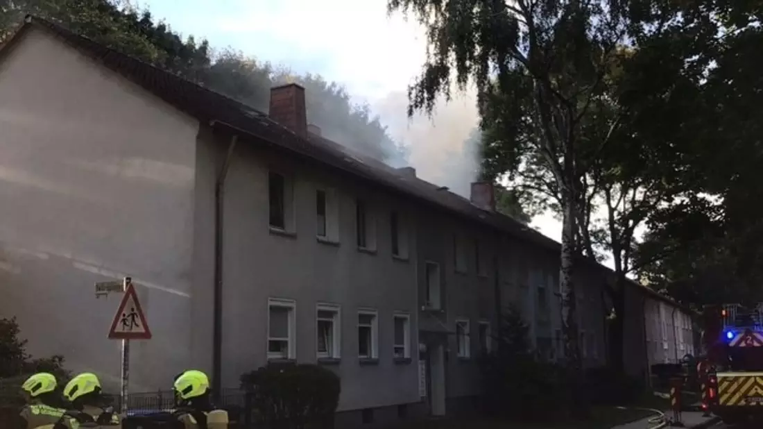 FW-GE: Dachstuhlbrand in Gelsenkirchen-Hassel - Bewohnerin gerettet, Feuerwehr im Großeinsatz - Bild: presseportal.de