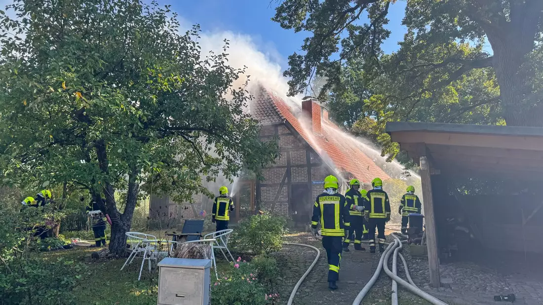 FW Flotwedel: Dachstuhlbrand in Sandlingen endet glimpflich - Bild: presseportal.de