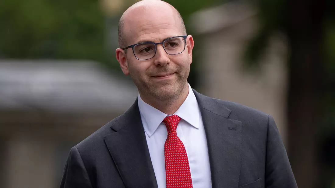 Einer der wenigen, die nicht an eine Korrelation zwischen Zöllen und Inflation glaubt: Trump-Berater Stephen Miran. (Archivfoto) - Bild: Alex Brandon/AP/dpa