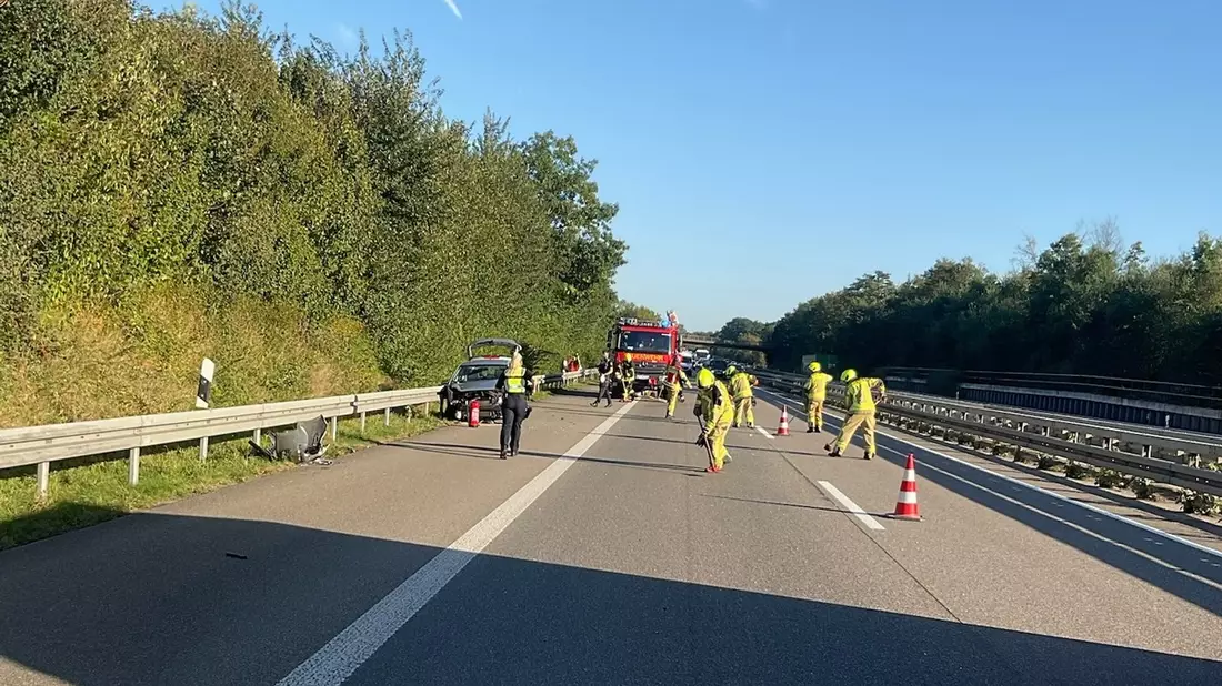 FW Alpen: Pkw schleudert auf der Autobahn 57 umher und Zimmerbrand in einer anderen Stadt - Bild: presseportal.de
