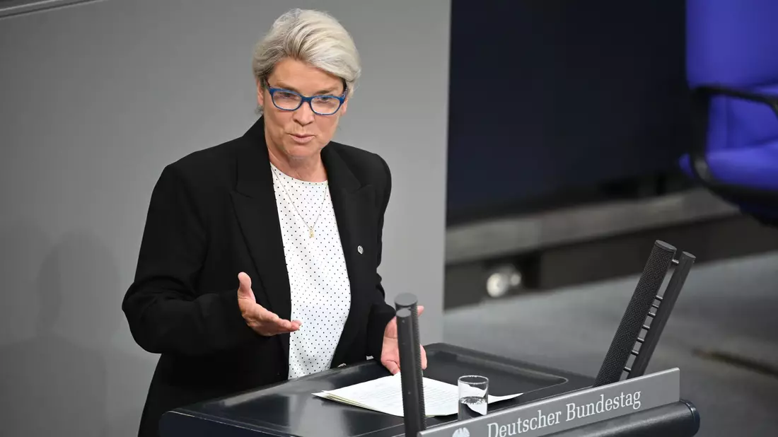 Ein Rauchverbot im Auto soll Schwangere und Minderjährige vor den Gefahren des Passivrauchens schützen, die CDU-Politikerin Borchardt warnt vor Symbolpolitik. (Symbolbild) - Bild: Katharina Kausche/dpa