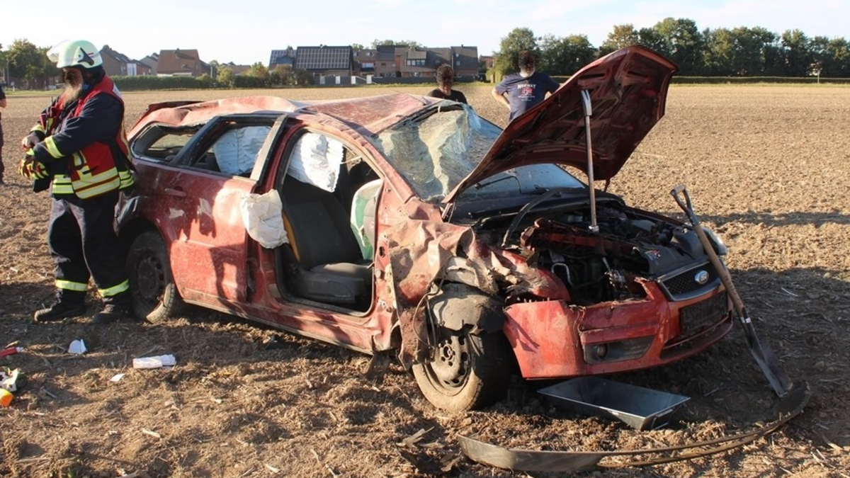 POL-DN: Fahrzeug überschlägt sich mehrfach - Foto: presseportal.de