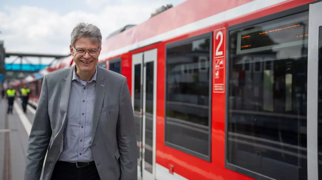 Kann mit dem Bahnverkehr in Deutschland nicht zufrieden sein: Bundesverkehrsminister Patrick Schnieder (CDU). (Archivbild) - Bild: Harald Tittel/dpa