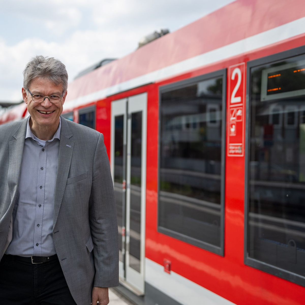 Kann mit dem Bahnverkehr in Deutschland nicht zufrieden sein: Bundesverkehrsminister Patrick Schnieder (CDU). (Archivbild) - Foto: Harald Tittel/dpa