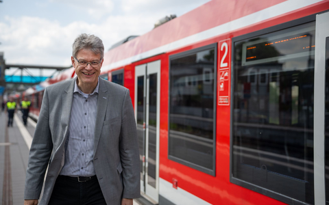 Kann mit dem Bahnverkehr in Deutschland nicht zufrieden sein: Bundesverkehrsminister Patrick Schnieder (CDU). (Archivbild) - Foto: Harald Tittel/dpa