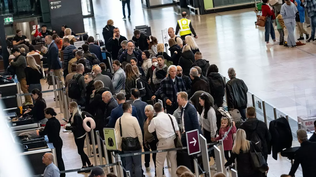 Passagiere müssen am Flughafen BER Geduld mitbringen. (Archivbild) - Bild: Fabian Sommer/dpa