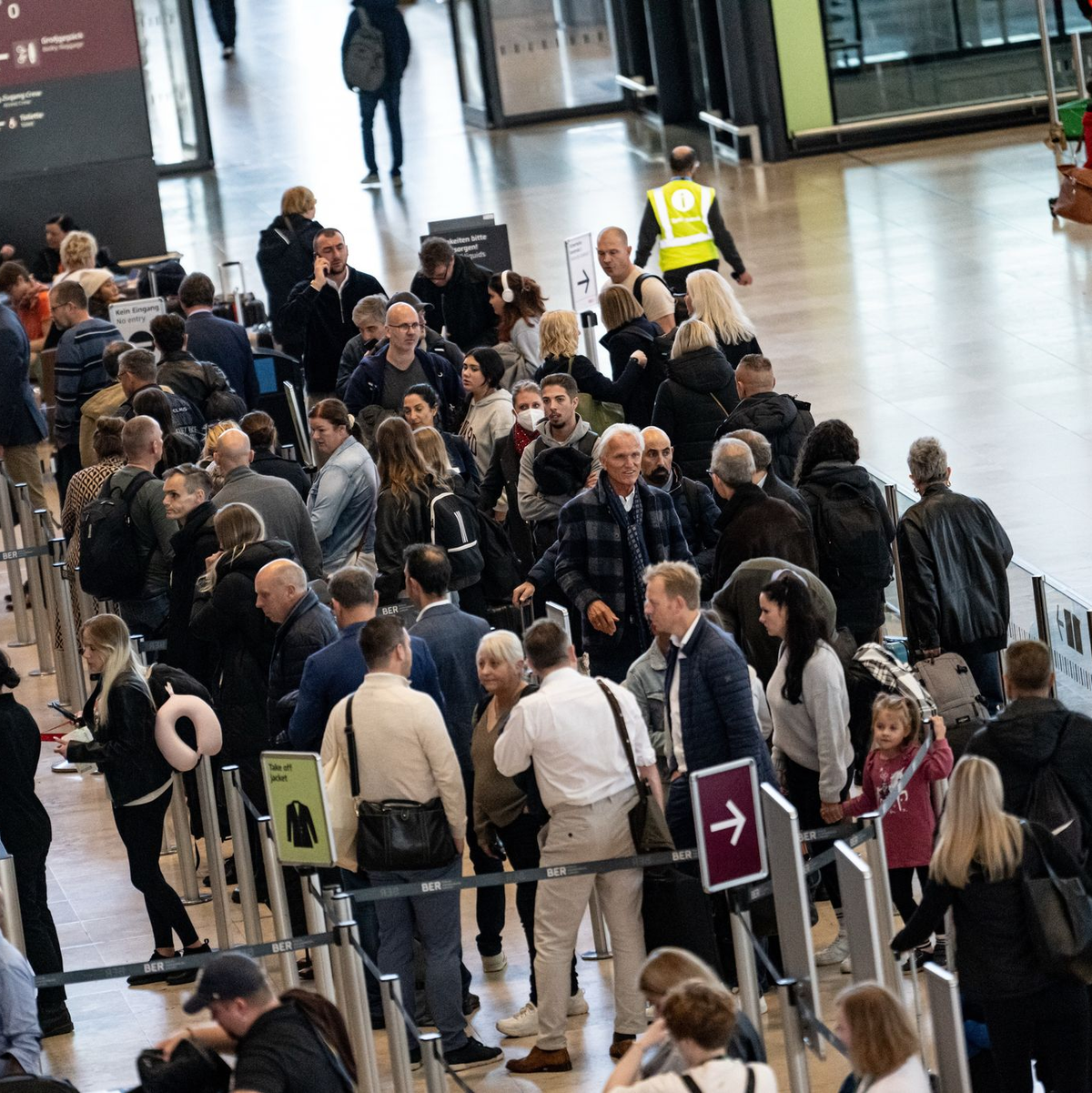 Passagiere müssen am Flughafen BER Geduld mitbringen. (Archivbild) - Foto: Fabian Sommer/dpa