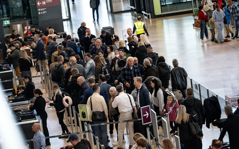 Passagiere müssen am Flughafen BER Geduld mitbringen. (Archivbild) - Foto: Fabian Sommer/dpa