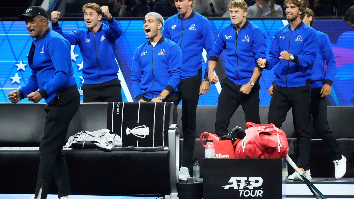 Carlos Alcaraz war gegen den US-Amerikaner Taylor Fritz chancenlos. - Foto: Jeff Chiu/AP/dpa