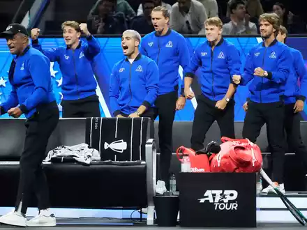 Carlos Alcaraz war gegen den US-Amerikaner Taylor Fritz chancenlos. - Foto: Jeff Chiu/AP/dpa