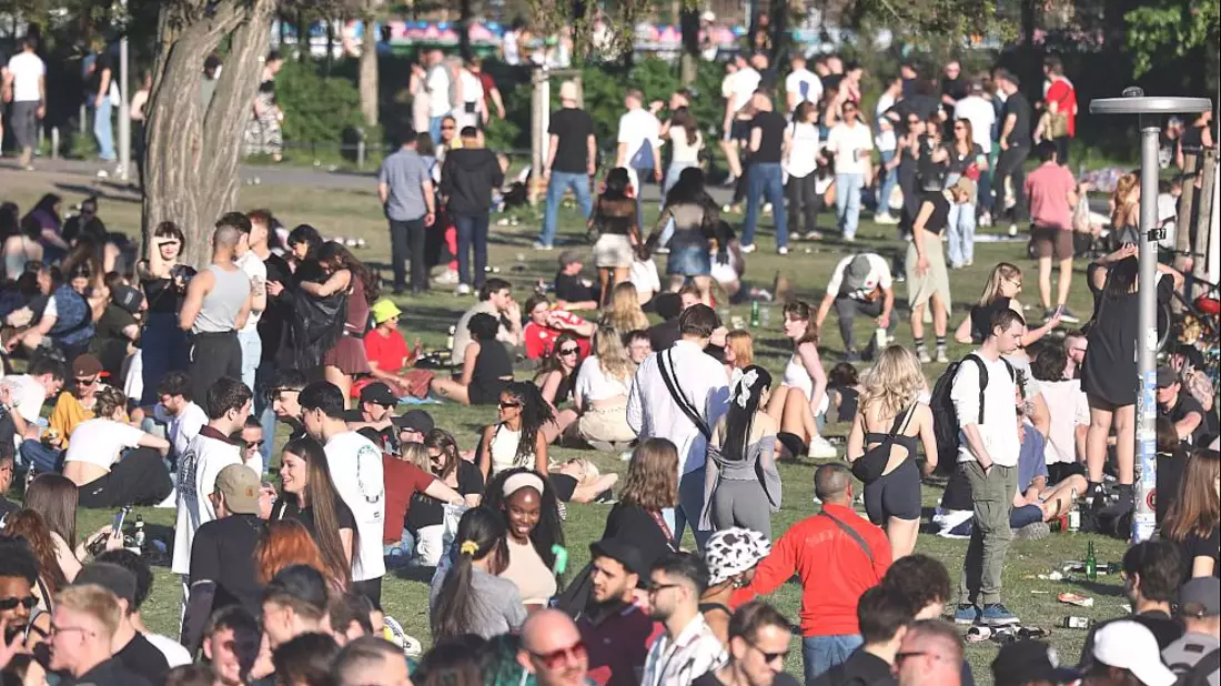 Junge Leute in einem Park (Archiv) - Bild: über dts Nachrichtenagentur