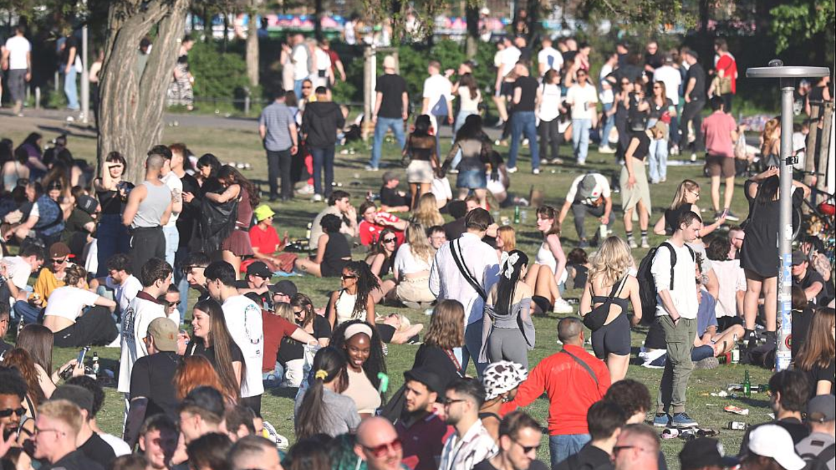 Junge Leute in einem Park (Archiv) - Foto: über dts Nachrichtenagentur