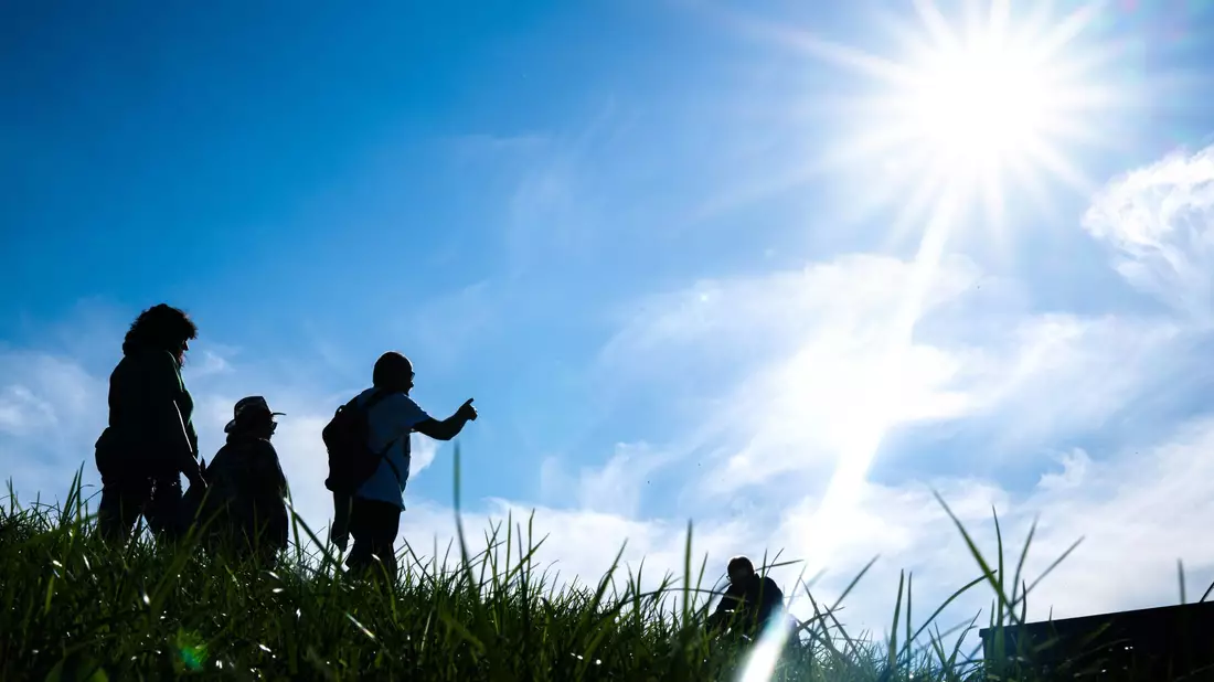Der Samstag bringt Sonnenschein und sommerliche Temperaturen, die vor Herbsteinbruch noch einmal genossen werden sollten. (Archivbild) - Bild: Sina Schuldt/dpa