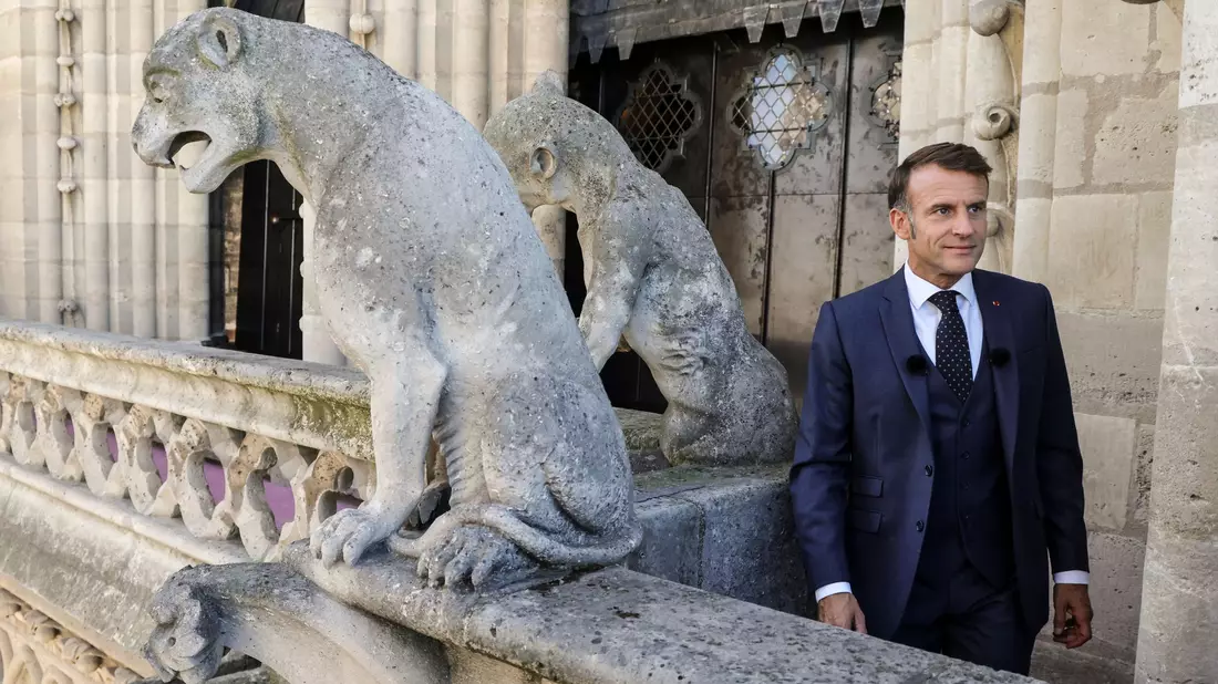 Nach dem Brand im April 2019 versprach Frankreichs Präsident Emmanuel Macron, die Kathedrale in nur fünf Jahren wiederaufzubauen. Nun nahm er an der Einweihung teil.  - Bild: Yoan Valat/Pool EPA/AP/dpa