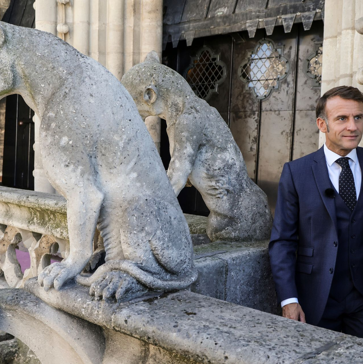 Nach dem Brand im April 2019 versprach Frankreichs Präsident Emmanuel Macron, die Kathedrale in nur fünf Jahren wiederaufzubauen. Nun nahm er an der Einweihung teil.  - Foto: Yoan Valat/Pool EPA/AP/dpa
