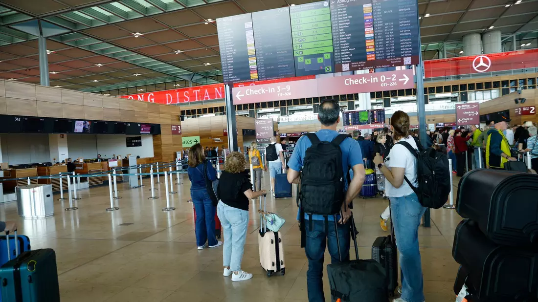 Betroffen sind Systeme zur Passagierabfertigung - also etwa für den Check-in.  - Bild: Carsten Koall/dpa