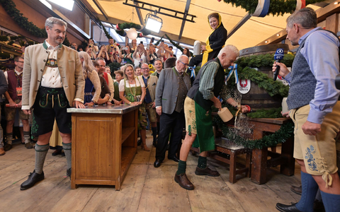 Bayerns Ministerpräsident Söder (l.) und Münchens OB Reiter (r.) stoßen mit ihren Ehefrauen auf eine friedliche Wiesn an. - Foto: Peter Kneffel/dpa Bayerns Ministerpräsident Söder (l.) und Münchens OB Reiter (r.) stoßen mit ihren Ehefrauen auf eine friedliche Wiesn an. - Foto: Peter Kneffel/dpa