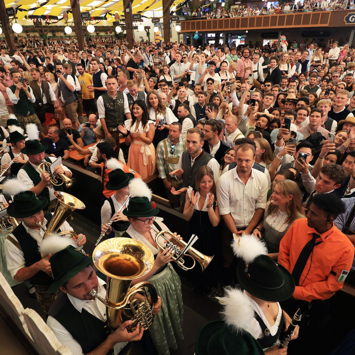 Am Morgen stürmten die ersten Besucher auf die Festwiese. - Foto: Karl-Josef Hildenbrand/dpa