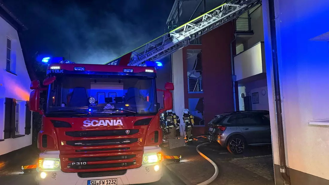 FW Bad Honnef: Wohnungsbrand führt zu größerem Feuerwehreinsatz - Bild: presseportal.de