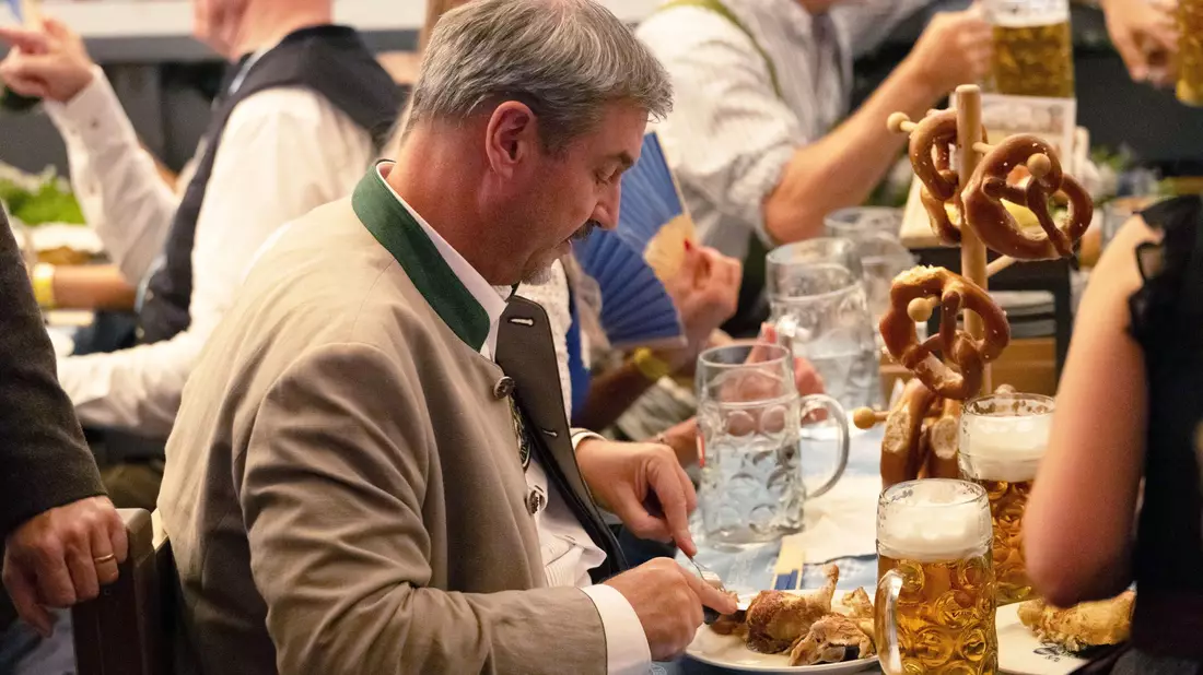 Ministerpräsident Söder beim Essen. - Bild: Leonie Asendorpf/dpa