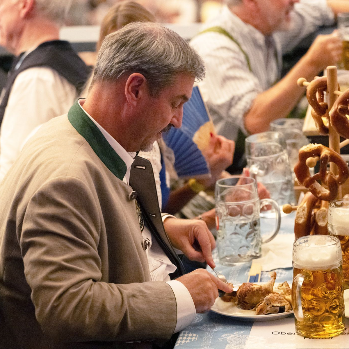 Ministerpräsident Söder beim Essen. - Foto: Leonie Asendorpf/dpa
