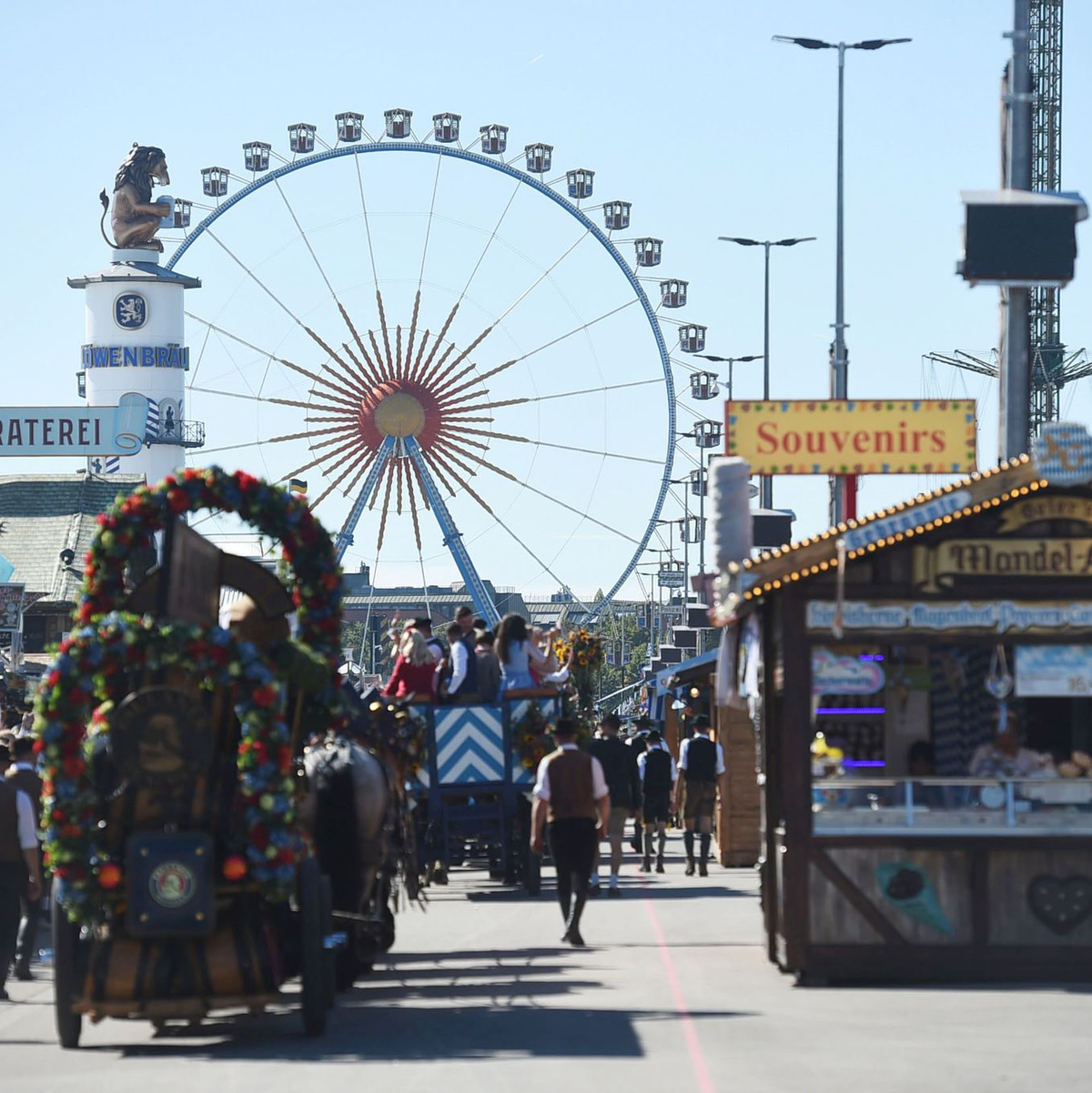 Das Münchner Kindl Franziska Inselkammer reitet zum Beginn des Oktoberfests auf die Theresienwiese. - Foto: Felix Hörhager/dpa