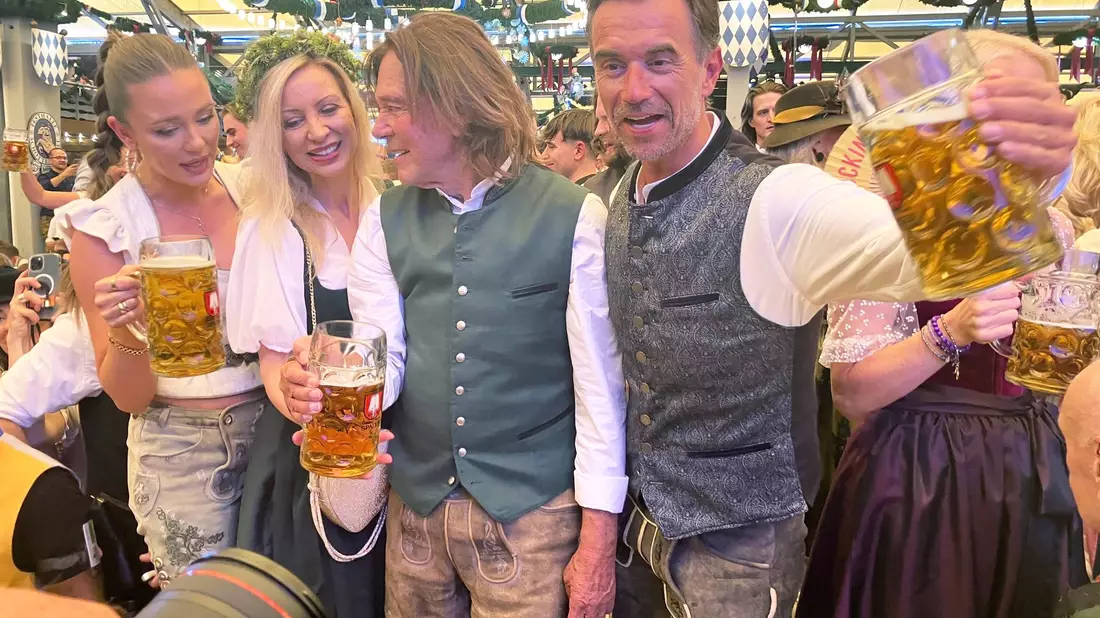 Drews und Silbereisen feiern zusammen.  - Bild: Britta Schultejans/dpa