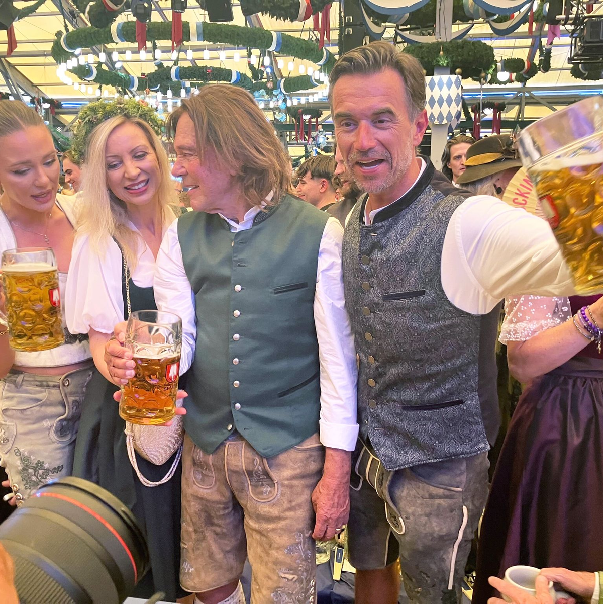 Drews und Silbereisen feiern zusammen.  - Foto: Britta Schultejans/dpa