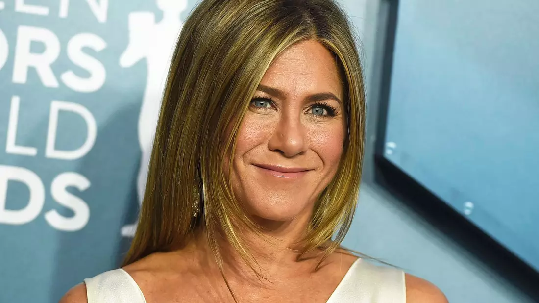 Jennifer Aniston lernt etwas Neues über ihre Kollegin und Freundin Reese Witherspoon. (Archivbild) - Bild: Jordan Strauss/Invision/AP/dpa