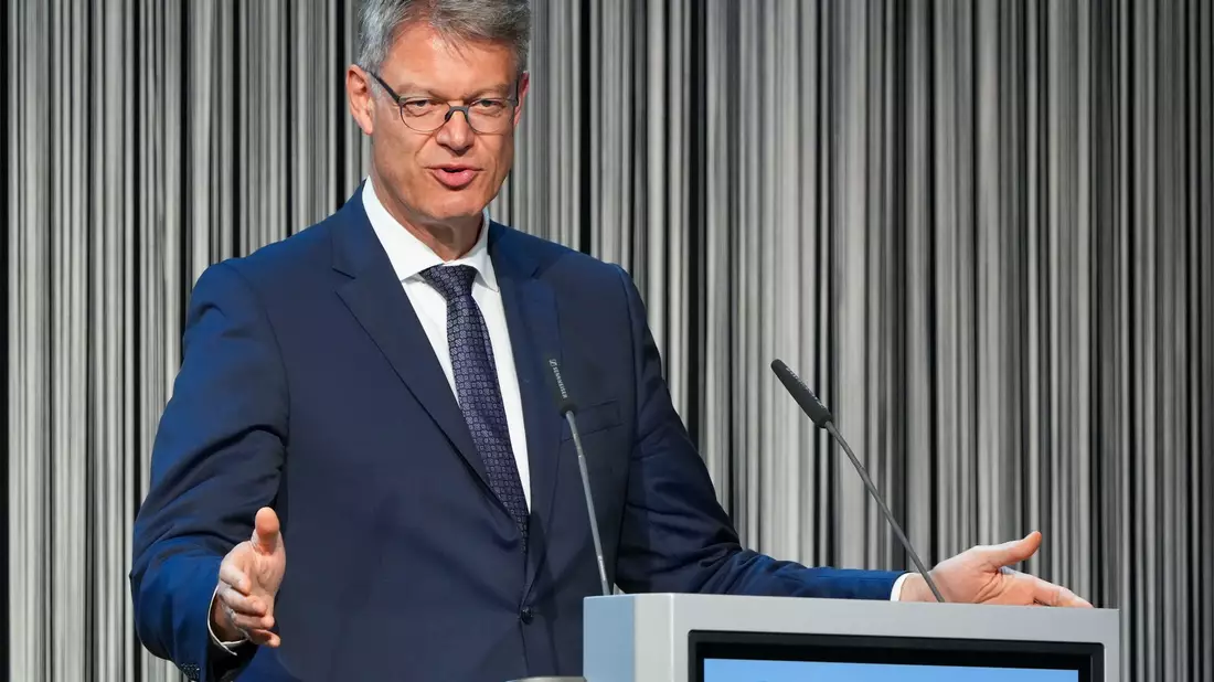 Bundesverkehrsminister Patrick Schnieder hofft, dass der neue Chef samt neuer Strategie bei der Bahn den Richtungswechsel einleitet. (Archivbild) - Bild: Soeren Stache/dpa