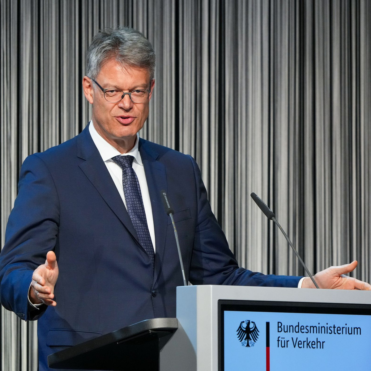 Bundesverkehrsminister Patrick Schnieder hofft, dass der neue Chef samt neuer Strategie bei der Bahn den Richtungswechsel einleitet. (Archivbild) - Foto: Soeren Stache/dpa