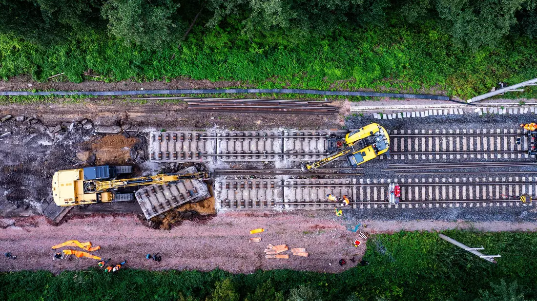 Die Bahn-Infrastruktur ist marode und bremst die Züge täglich an vielen Stellen aus. Inzwischen wird an vielen Stellen gebaut - was der Pünktlichkeit im ersten Moment auch nicht zuträglich ist. (Archivbild) - Bild: Jens Büttner/dpa