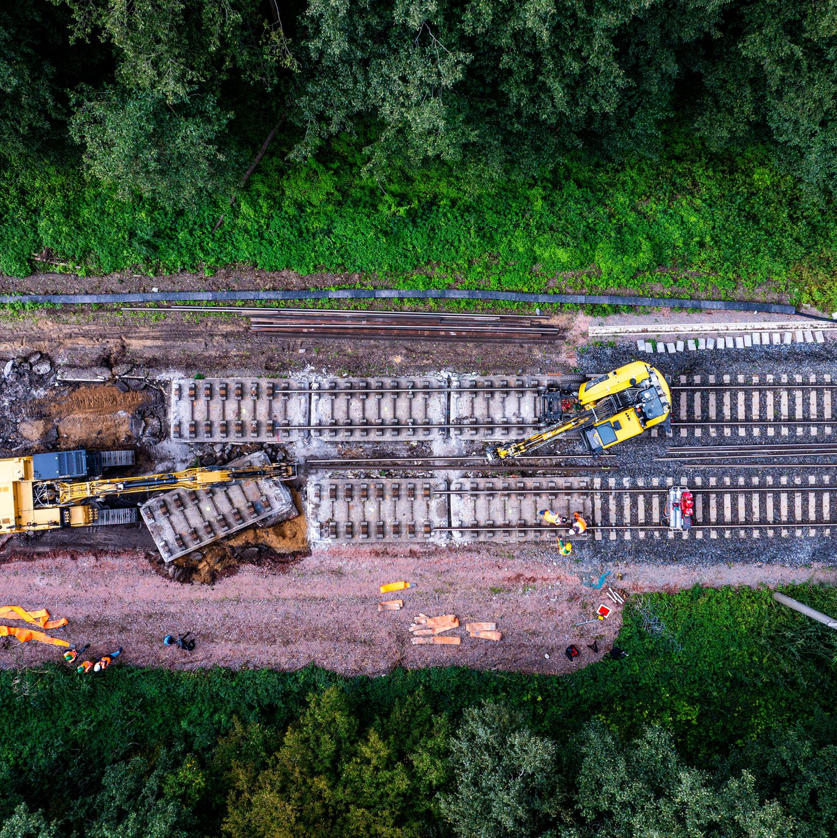 Die marode Infrastruktur belastet das System Bahn seit Jahren. In den kommenden Jahren muss daher viel gebaut werden - wie hier auf der Strecke zwischen Hamburg und Berlin. (Archivbild) - Foto: Jens Büttner/dpa