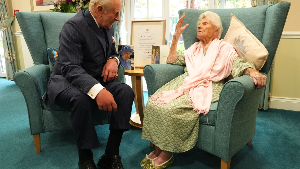 Kurz nach der Verabschiedung von US-Präsident Donald Trump traf König Charles III. in dieser Woche Ethel Caterham. - Foto: Jonathan Brady/PA Wire/dpa