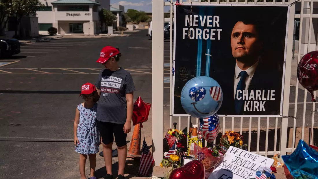 Sein Organisation Turning Point USA bat Besucher der Trauerfeier um Spenden statt Blumen.  - Bild: Jae C. Hong/AP/dpa