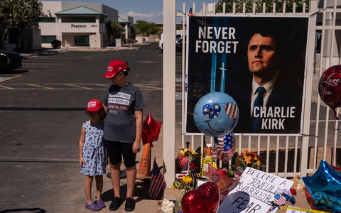 Sein Organisation Turning Point USA bat Besucher der Trauerfeier um Spenden statt Blumen.  - Foto: Jae C. Hong/AP/dpa