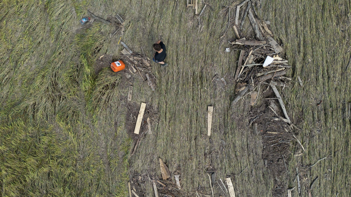 Hochwasserschäden auf einem baden-württembergischen Getreidefeld im Jahr 2024. Steigende Unwetter- und Dürregefahr bedeutend steigende Risiken für die deutsche Landwirtschaft. (Symbolbild) - Foto: Marijan Murat/dpa