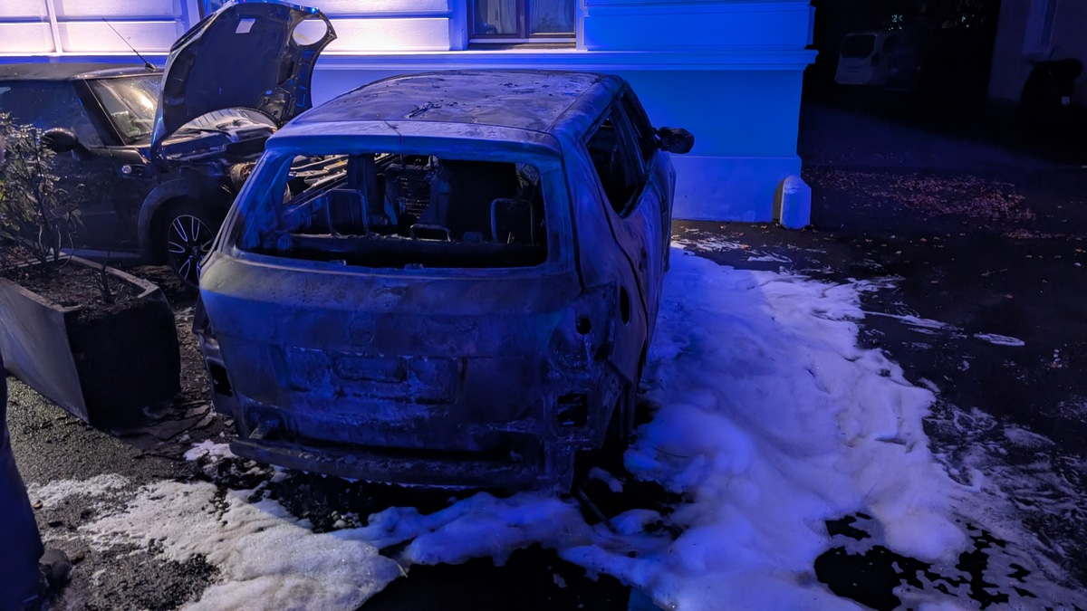 FW-BN: Feuerwehr verhindert Übergreifen eines PKW-Brandes auf Wohngebäude in Bad Godesberg - Foto: presseportal.de