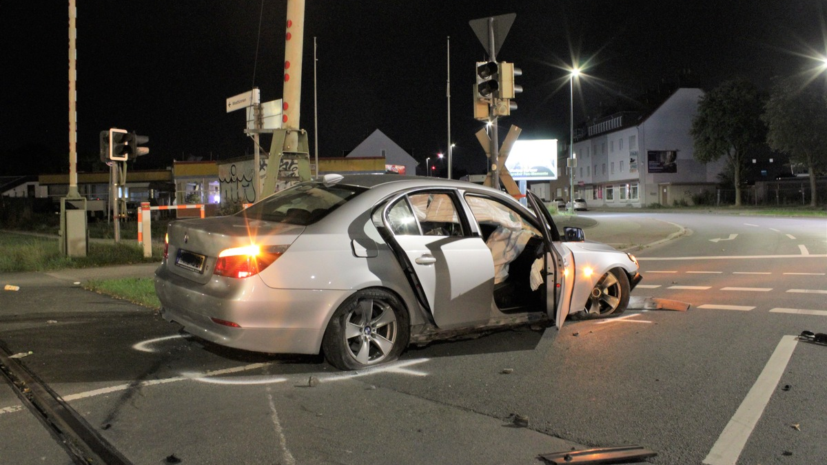 POL-HAM: Verkehrsunfall mit 5 leichtverletzten jungen Männern nach verbotenem Kraftzeugrennen - Foto: presseportal.de
