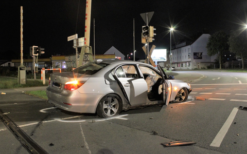 POL-HAM: Verkehrsunfall mit 5 leichtverletzten jungen Männern nach verbotenem Kraftzeugrennen - Foto: presseportal.de