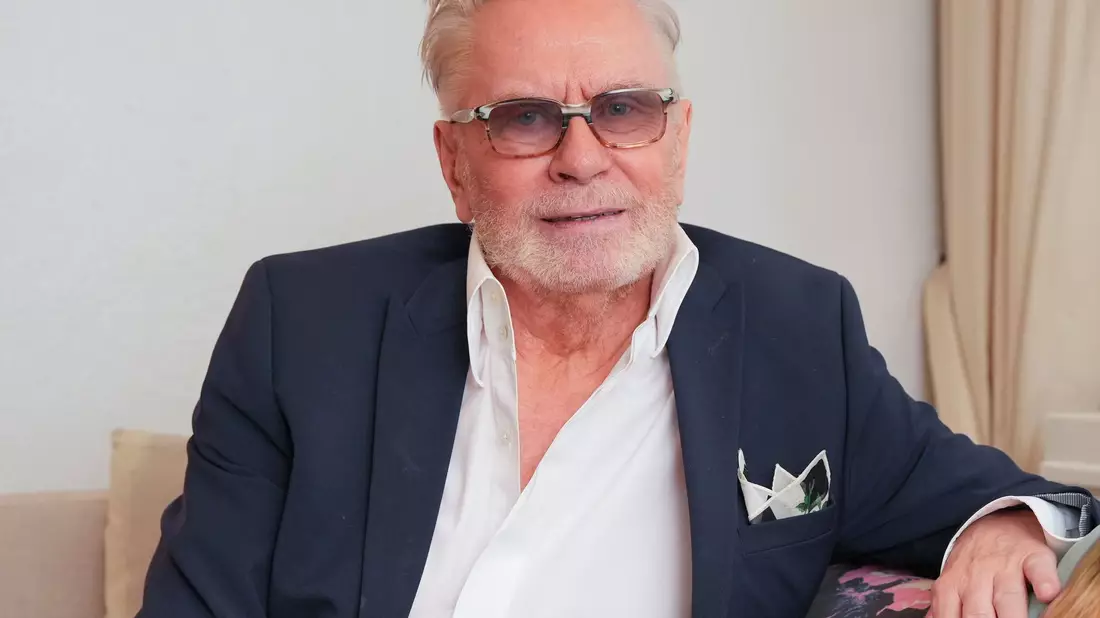 Sammelt gerne Lippenstifte: der Berliner Visagist René Koch. - Bild: Soeren Stache/dpa
