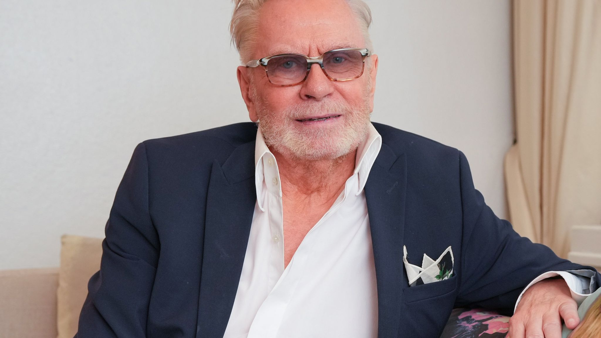 Sammelt gerne Lippenstifte: der Berliner Visagist René Koch. - Foto: Soeren Stache/dpa