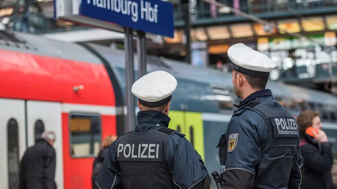 BPOL-HH: 3,27 Promille am Bahnsteig: Besorgte Reisende alarmieren RTW- Bundespolizei nimmt 32-Jährigen im Hamburger Hauptbahnhof in Gewahrsam- - Bild: presseportal.de