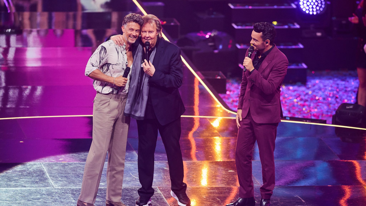 Gastgeber Giovanni Zarrella (rechts) und Entertainer Howard Carpendale und sein Sohn Wayne (links) standen gemeinsam auf der Bühne. (Archivbild) - Foto: Bernd Thissen/dpa